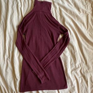 BURGUNDY TURTLE NECK